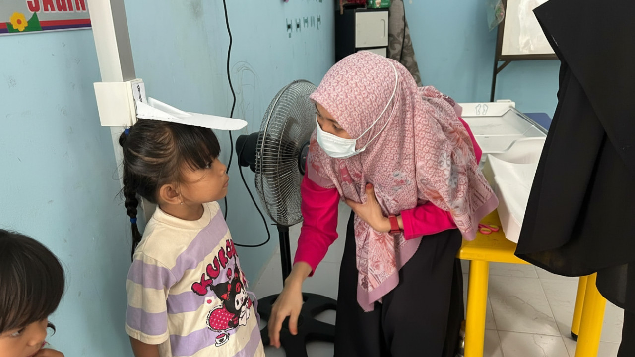 Petugas posyandu Balikpapan memantau tumbuh kembang anak di lokus stunting &mdash; visual kuat tentang komitmen pemerintah menekan angka stunting.