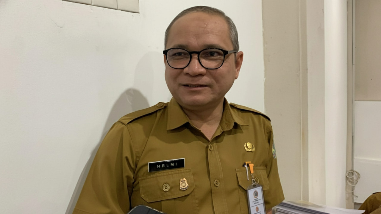 Gudang logistik Balikpapan dengan aktivitas distribusi material menuju IKN, visual dinamis bernuansa industri modern.