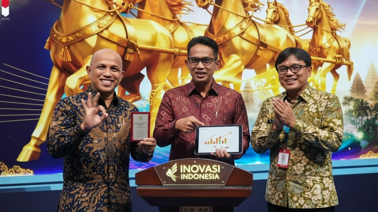 Wali Kota Balikpapan menerima penghargaan TP2DD 2025 dengan latar nuansa digital modern sebagai visual hook.