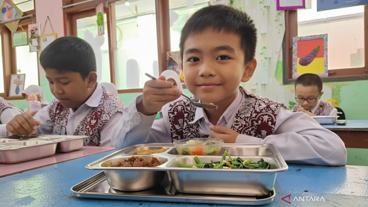 SPPG Penajam Paser Utara &ndash; aktivitas layanan MBG dengan fokus visual pada distribusi menu sehat untuk siswa.