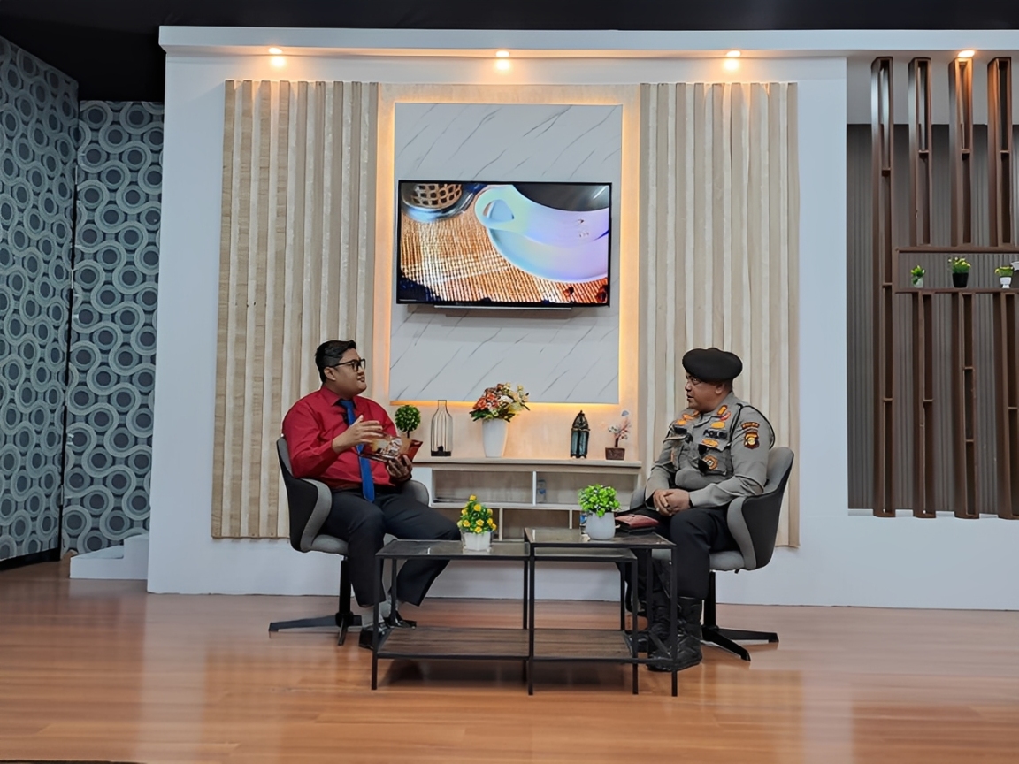 Wakil Direktur Samapta Polda Kaltim, AKBP Putra Wiratama, saat berdialog dengan Bima Mahardika (host) dalam talkshow Ngopi di Studio Balikpapan TV, Rabu (3 Desember 2025).