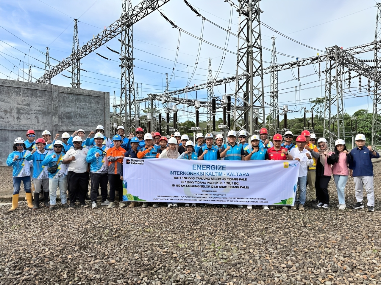 Tim PLN UIP KLT bersama mitra sukses menyalakan interkoneksi listrik Kaltim&ndash;Kaltara di Tanjung Selor&ndash;Tidang Pale.