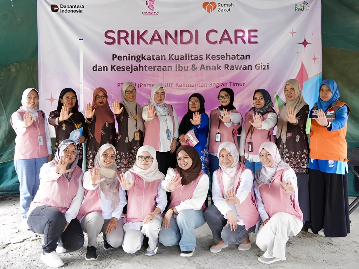 Para Srikandi PLN UIP KLT berfoto bersama Rumah Zakat, kader Posyandu, dan petugas Puskesmas Pantai Lango, Kamis (27 November 2025).