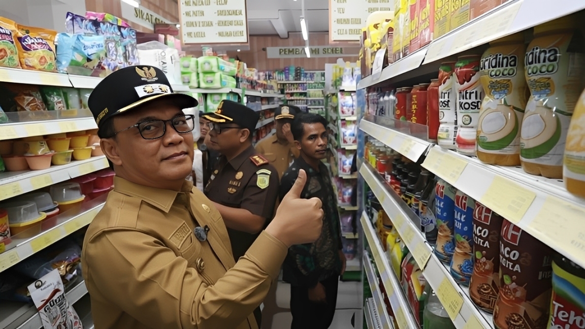 Wakil Wali Kota Balikpapan Bagus Susetyo bersama tim pengendali inflasi daerah melakukan sidak ke salah satu toko di Balikpapan Selatan, Selasa (2 Desember 2025).