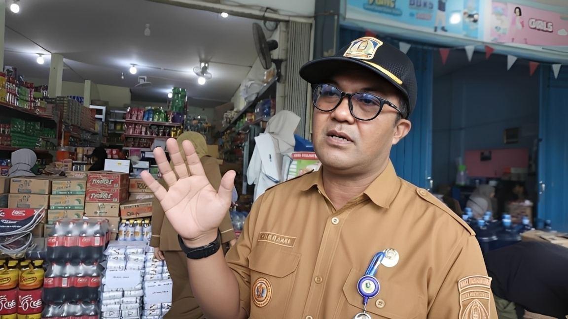 Kepala Dinas Perdagangan Balikpapan, Haemusri Umar, memberi keterangan terkait pemantauan harga komoditas menjelang Hari Besar Keagamaan Nasional, Selasa (2 Desember 2025).
