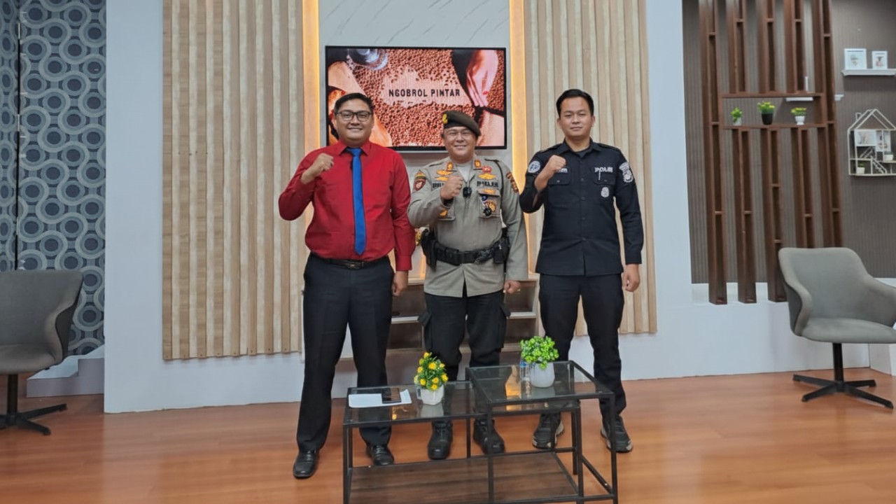 Sesi foto bersama usai talkshow Ngopi di Studio Balikpapan TV, Rabu (3 Desember 2025).