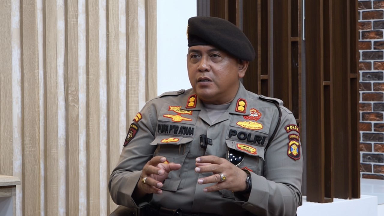 Wakil Direktur Samapta Polda Kaltim, AKBP Putra Wiratama, saat menjadi narasumber dalam talkshow Ngopi di Studio Balikpapan TV, Rabu (3 Desember 2025).