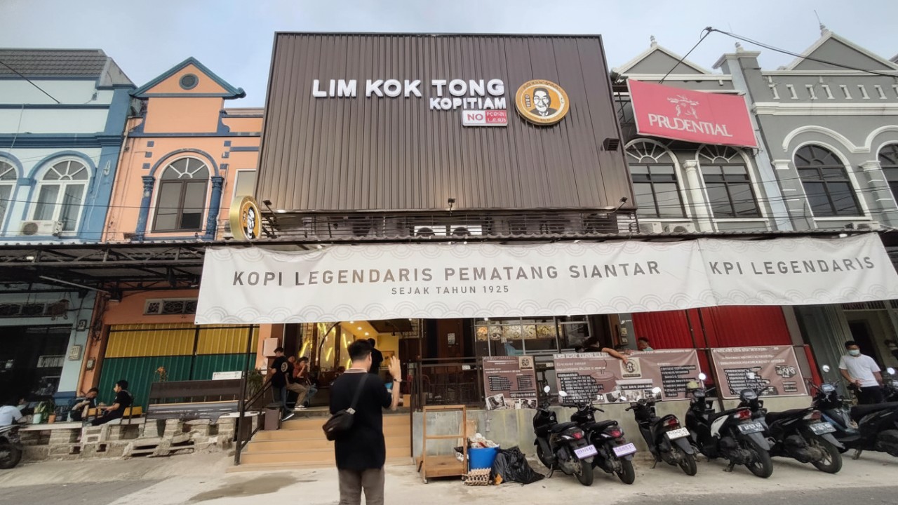 Pengunjung menikmati kopi jeli dan kwetiau siram sapi di Warung Kopi Lim Kok Tong Balikpapan, nuansa klasik menghadirkan visual yang menggugah selera.