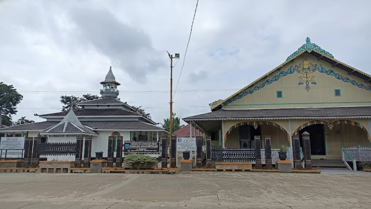 Bangunan kayu Museum Sadurengas dengan arsitektur tradisional Paser&mdash;visual klasik yang memikat dan penuh cerita sejarah.