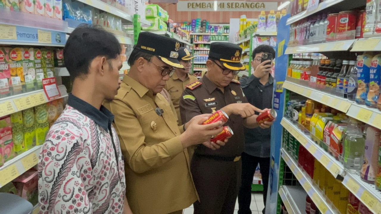 Wakil Wali Kota Balikpapan meninjau gerai pangan jelang Nataru, fokus pada keamanan produk dan kondisi kemasan