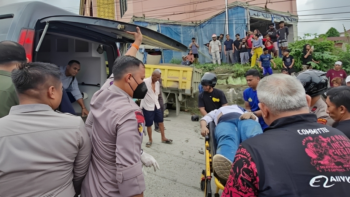 Petugas mengevakuasi korban usai kecelakaan maut di Balikpapan, Rabu (3 Desember 2025).