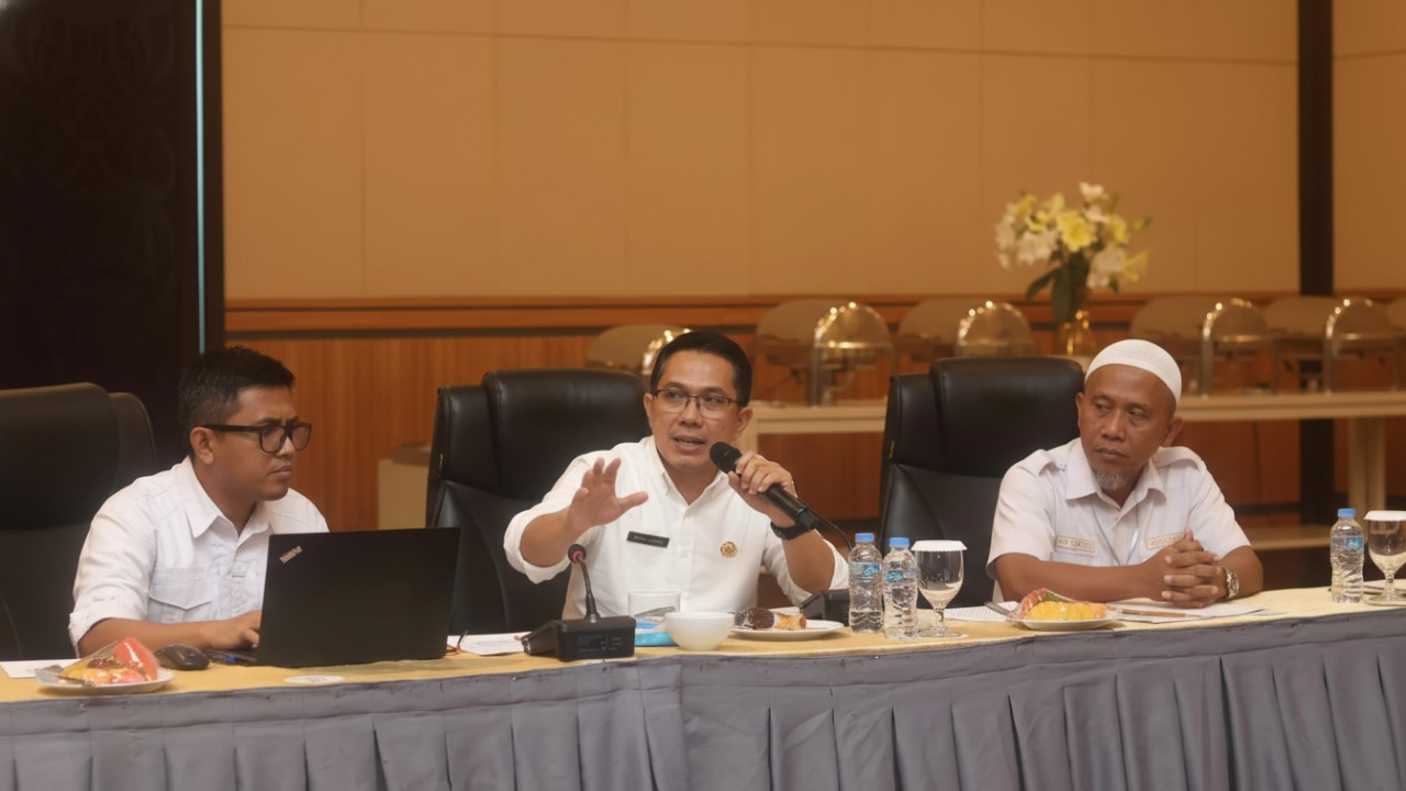 Kepala Disperkim Balikpapan Rafiuddin (tengah). Apa Tantangan Paling Berat Menata Permukiman Pesisir Balikpapan Barat Cess