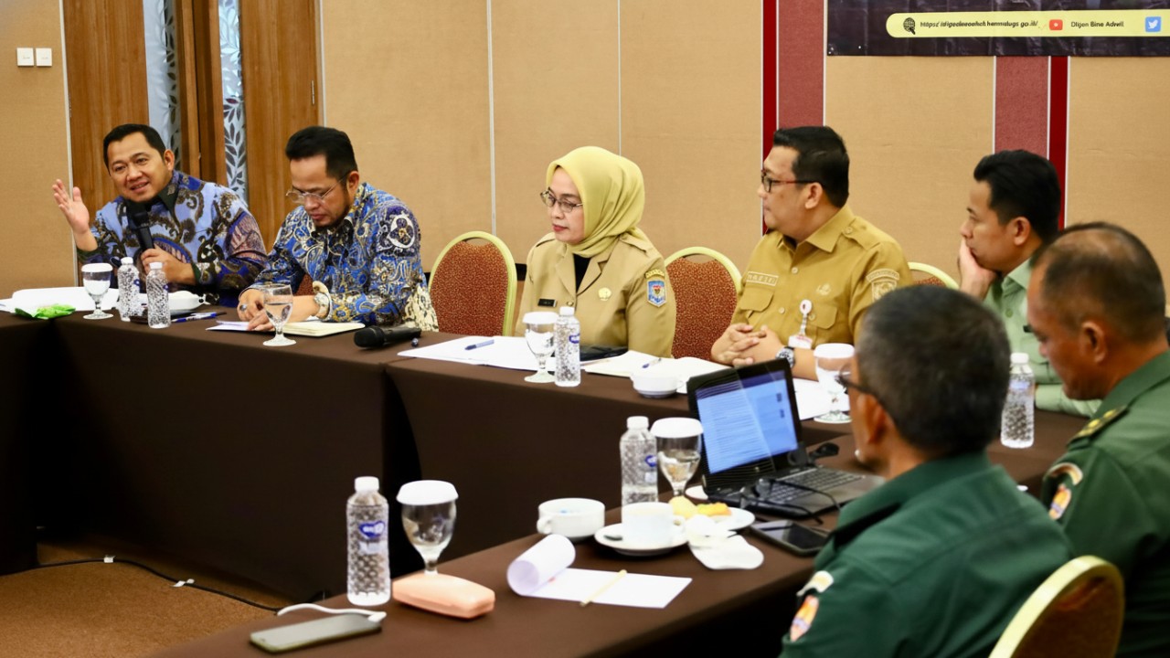 Bupati Mudyat Noor saat mengikuti rapat finalisasi batas wilayah IKN, visual suasana forum pembahasan yang intens.