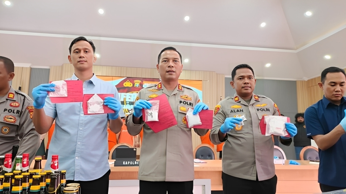 Petugas memperlihatkan barang bukti sabu hasil sitaan Polres Kutim.
