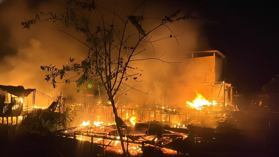 Suasana kebakaran yang melanda kawasan Pasar Sabtu, Long Kali, Kabupaten Paser, Rabu (3 Desember 2025).