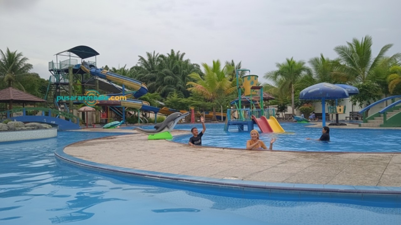 Kolam Waterboom Kaganangan dengan perosotan air berwarna cerah, aktivitas keluarga, suasana segar, dan nuansa rekreasi lokal.