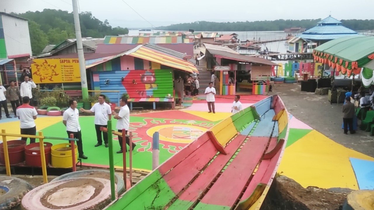 Kampung Warna-Warni Janju &ndash; lorong warna-warni ceria dengan rumah dan mural penuh warna sebagai visual hook.