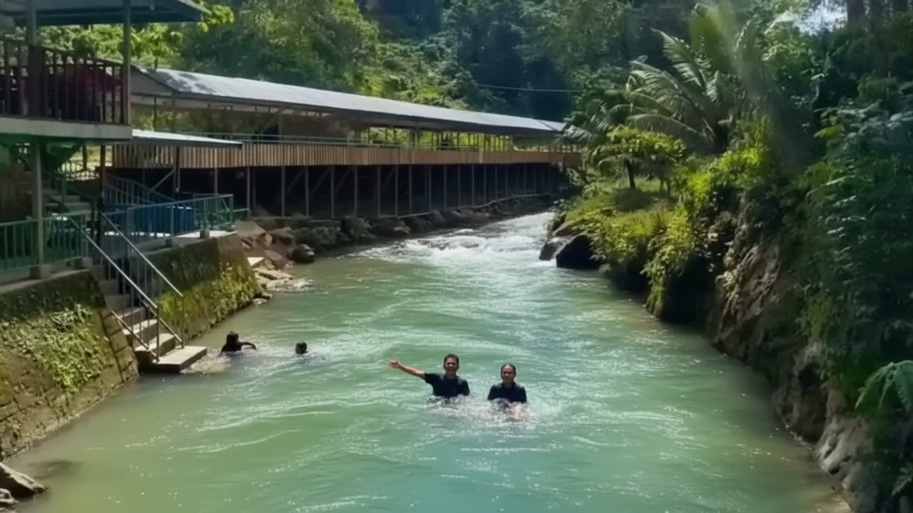 Air jernih Pemandian Kasungai dengan suasana hijau asri yang menghadirkan ketenangan visual dan nuansa alami menyegarkan.