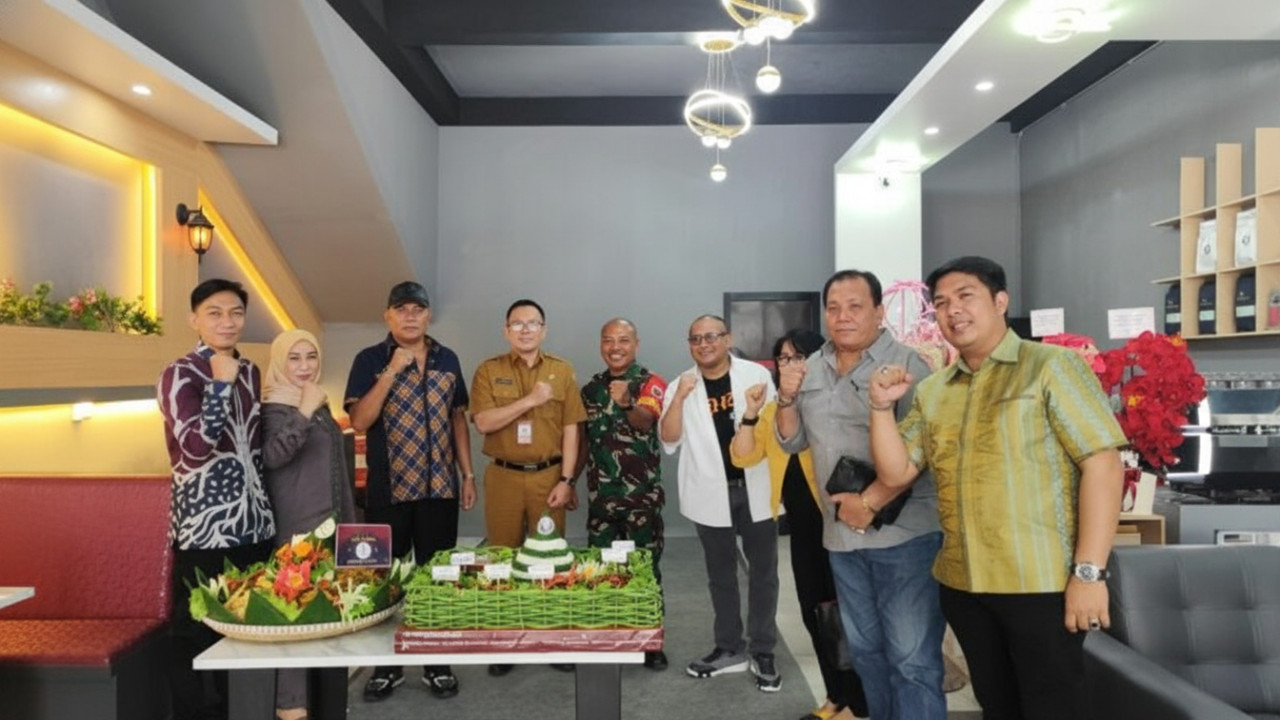 Interior Sentra Coffee Samarinda dengan tiga lantai, pencahayaan hangat, dan fasilitas billiard sebagai visual hook.
