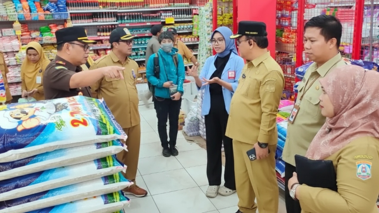 Petugas Pemkot memeriksa rak pangan, fokus pada produk UMKM dan keamanan penyimpanan