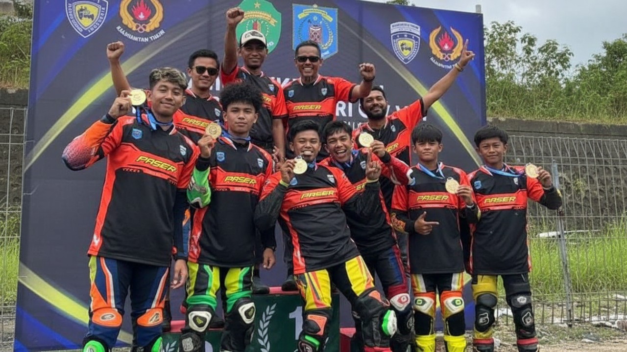 Pembalap muda melaju di Sirkuit Tana Paser dengan latar penonton penuh antusias, visual penuh energi dan fokus tajam.