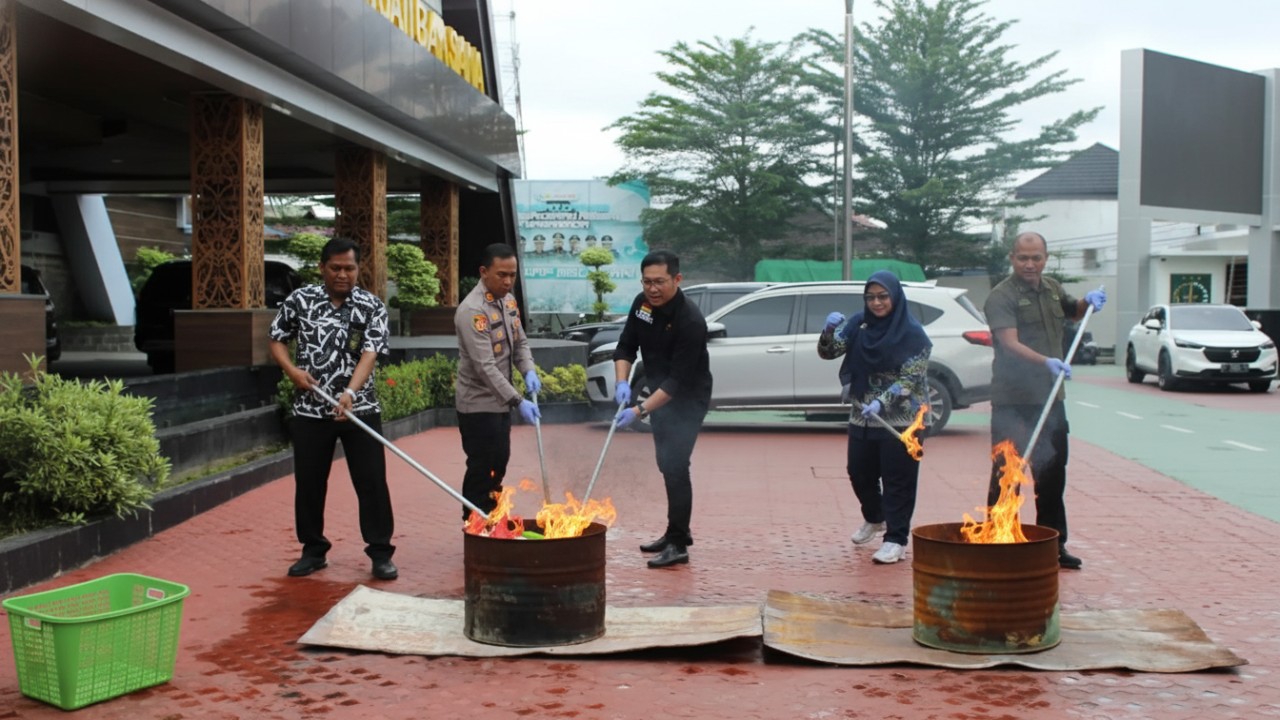 Petugas memusnahkan narkotika, senjata tajam, dan kosmetik ilegal dalam proses yang diawasi ketat.