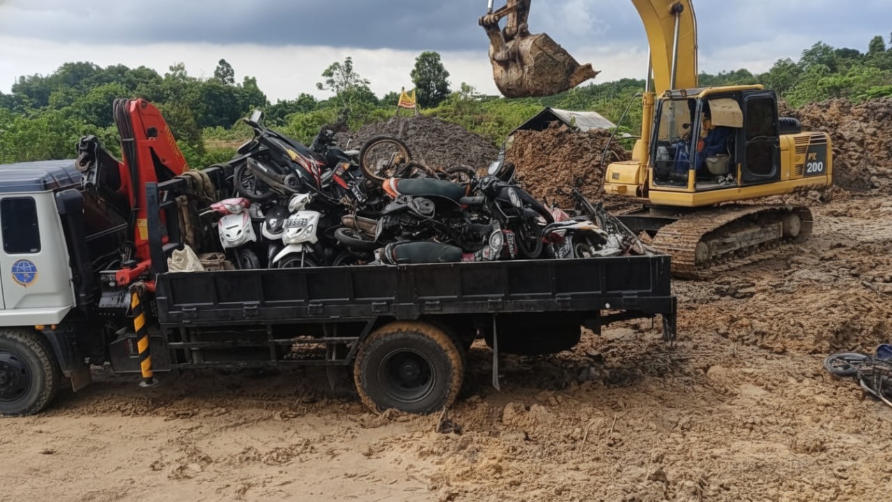 Sejumlah motor rusak sisa kecelakaan ditimbun menggunakan alat berat di Balikpapan, Rabu (3 Desember 2025).