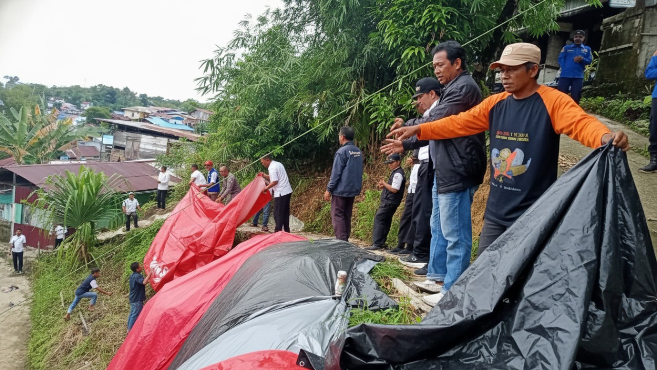 Pemantauan titik rawan longsor di Gunung Sari Ulu, Area yang telah mengalami longsor ditutup terpal untuk mencegah longsor susulan.