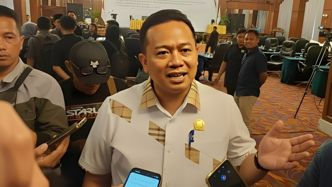 Ketua Komisi IV DPRD Balikpapan, Gasali, saat diwawancarai mengenai pembangunan Rumah Sakit Balikpapan Timur.