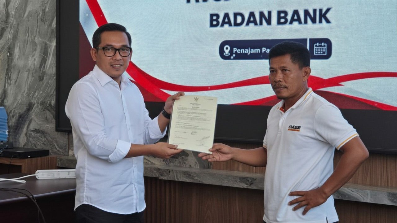 Warga PPU menerima sertifikat reforma agraria, visual harapan baru di tengah pembangunan IKN.
