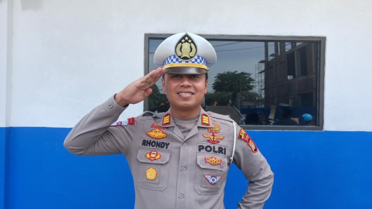 Petugas Satlantas PPU memeriksa kendaraan di titik razia dengan latar aktivitas pengendara, menegaskan urgensi keselamatan dan sorotan ETLE.