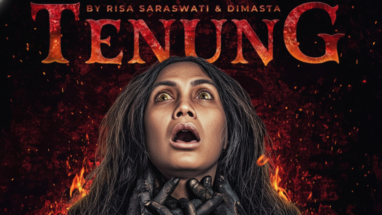 Poster Film Tenung dengan nuansa gelap intens, kucing hitam, dan ekspresi ketakutan Ira sebagai hook visual.