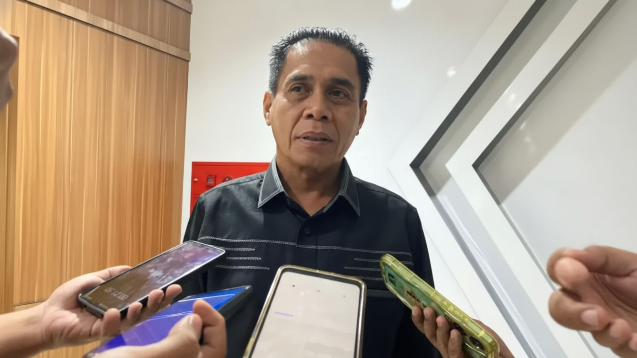 Ketua DPRD Samarinda Helmi Abdullah memantau kesiapan stok pangan jelang Natal, visual suasana pasar dan Plenary Hall sebagai hook.