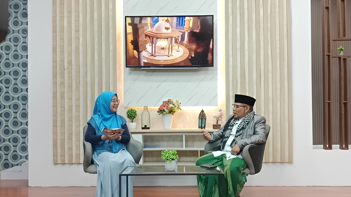 Ustaz Abdul Rosyid Bustomi berdialog dengan host membahas makna berbakti kepada kedua orang tua dalam program Kajian Cahaya Qolbu di Studio Balikpapan TV, Jumat (5 Desember 2025).