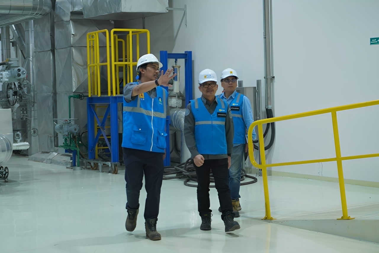 Kasubdit Direktorat IV.C Kejaksaan Agung RI, Suyanto S.H., M.Hum. (tengah), meninjau proyek pembangunan PLTU Kalselteng 2 (2 x 100 MW) yang telah menyelesaikan proses First Year Inspection (FYI).