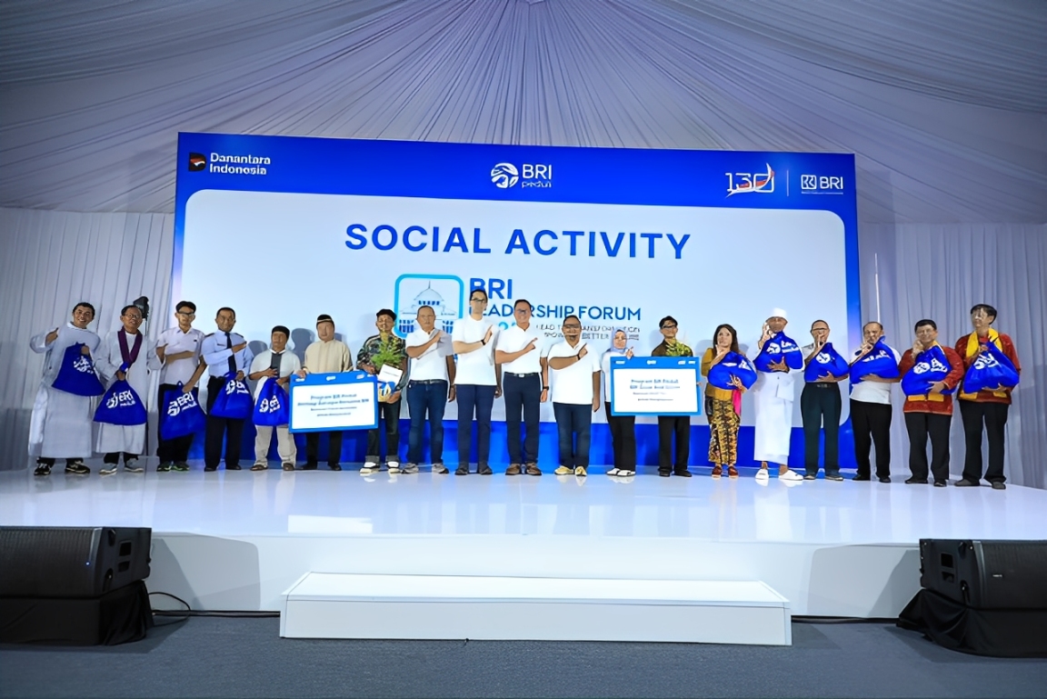 Manajemen BRI bersama para penerima manfaat berfoto pada kegiatan Social Activity BRI Peduli dalam rangkaian BRI Leadership Forum di Kiara Artha Park, Bandung, Jawa Barat, Jumat (5 Desember 2025).