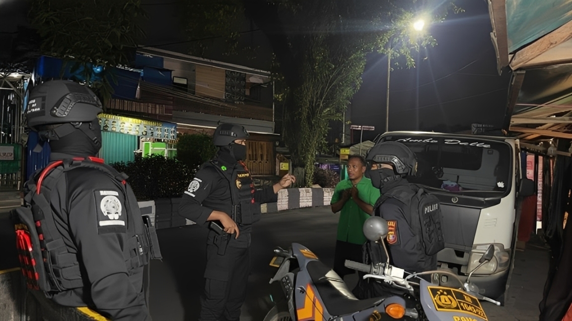 Petugas Perintis Presisi Polresta Balikpapan berdialog dengan warga saat melakukan pengecekan laporan dugaan pencurian di kawasan Gunung Guntur, Balikpapan Tengah, Jumat (5 Desember 2025).