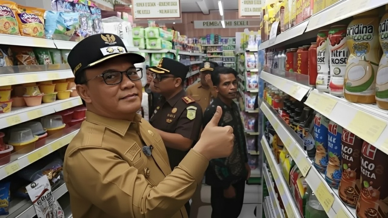 Wakil Wali Kota Balikpapan Bagus Susetyo dan tim melakukan sidak di salah satu toko di Balikpapan.