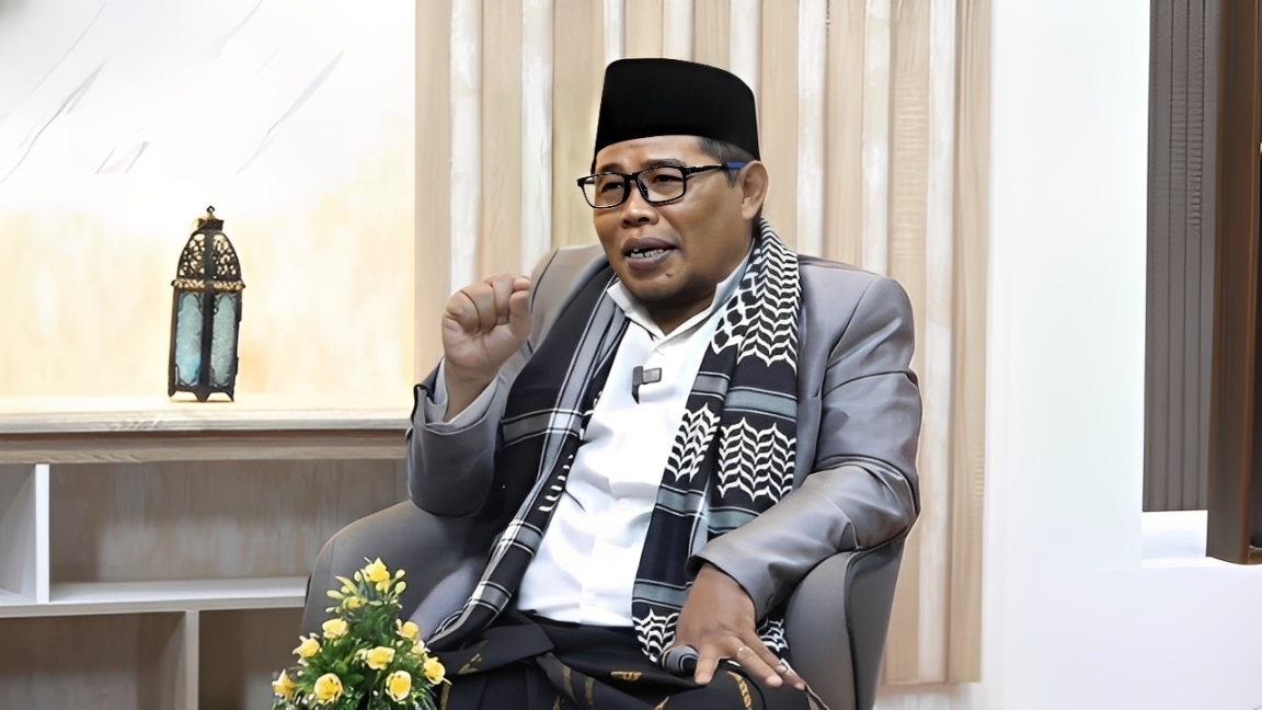 Ustaz Abdul Rosyid Bustomi, Ketua BAZNAS Balikpapan, saat menjadi narasumber Kajian Cahaya Qolbu di Studio Balikpapan TV, Jumat (5 Desember 2025).