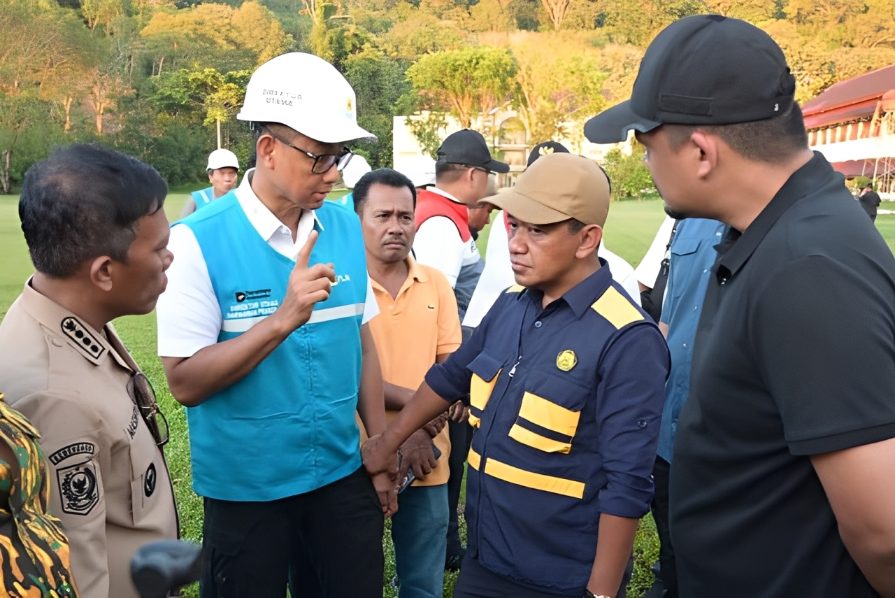 Menteri ESDM Bahlil Lahadalia berdiskusi dengan Gubernur Sumut Bobby Nasution, Bupati Tapanuli Tengah Masinton Pasaribu, dan Dirut PLN Darmawan Prasodjo di Tapanuli Tengah, Rabu (3 Desember 2025).