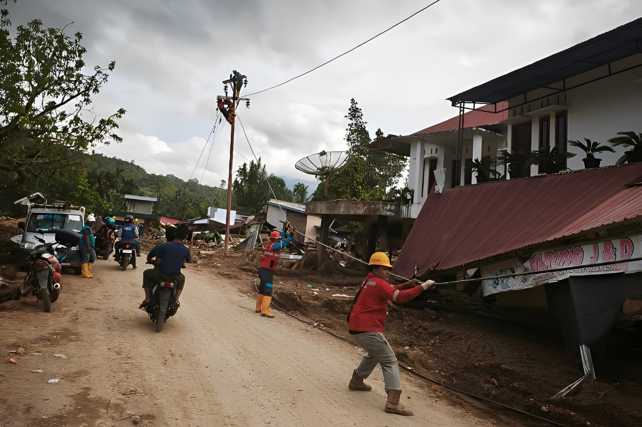 Petugas PLN menarik kabel untuk disambungkan ke jaringan tegangan rendah (JTR) baru di Kabupaten Agam pascabencana. Aksi ini menjadi bagian dari upaya pemulihan kelistrikan di wilayah tersebut.