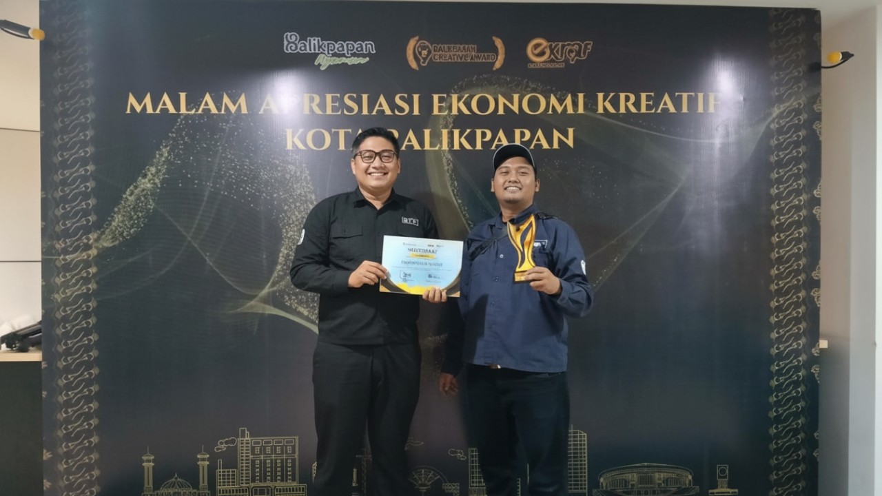 Perwakilan PT Balikpapan TV berpose usai menerima penghargaan pada malam penganugerahan Balikpapan Creative Award 2025.