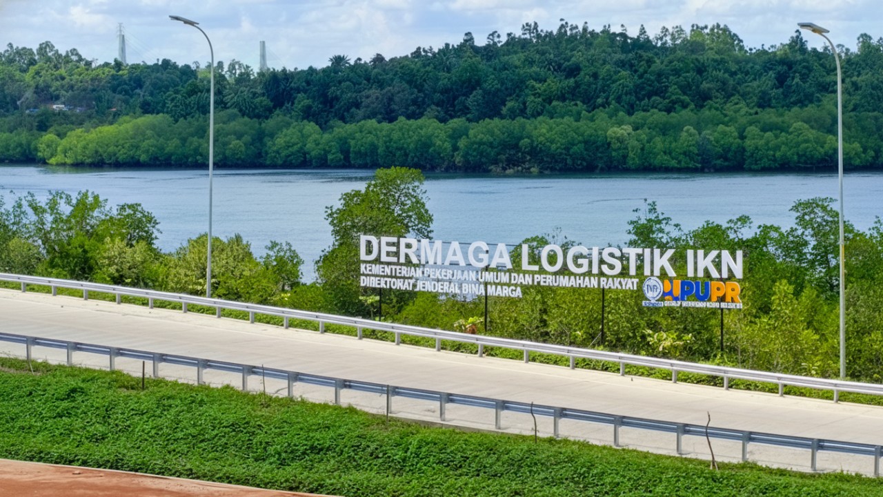 Aktivitas bongkar-muat Dermaga IKN Sepaku dengan latar sungai, visual dinamika pembangunan Nusantara.