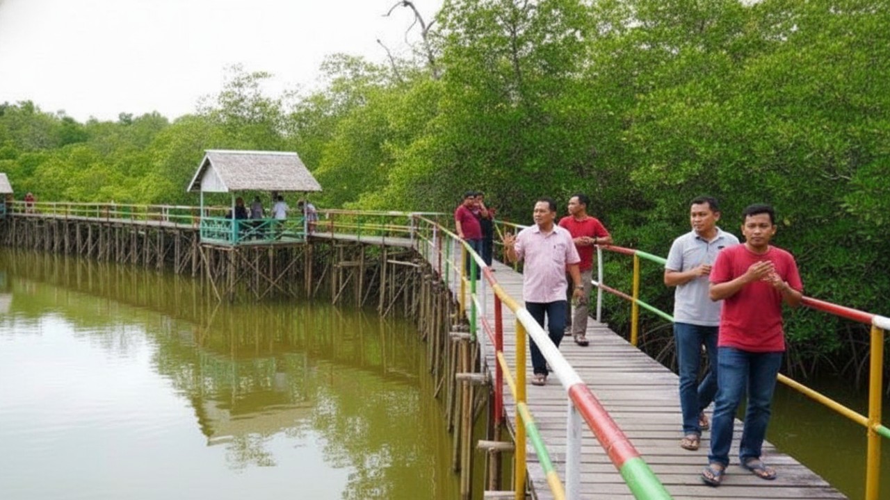 Panorama hutan mangrove Mentawir dengan titian kayu dan cahaya lembut, menghadirkan visual alami yang menenangkan.