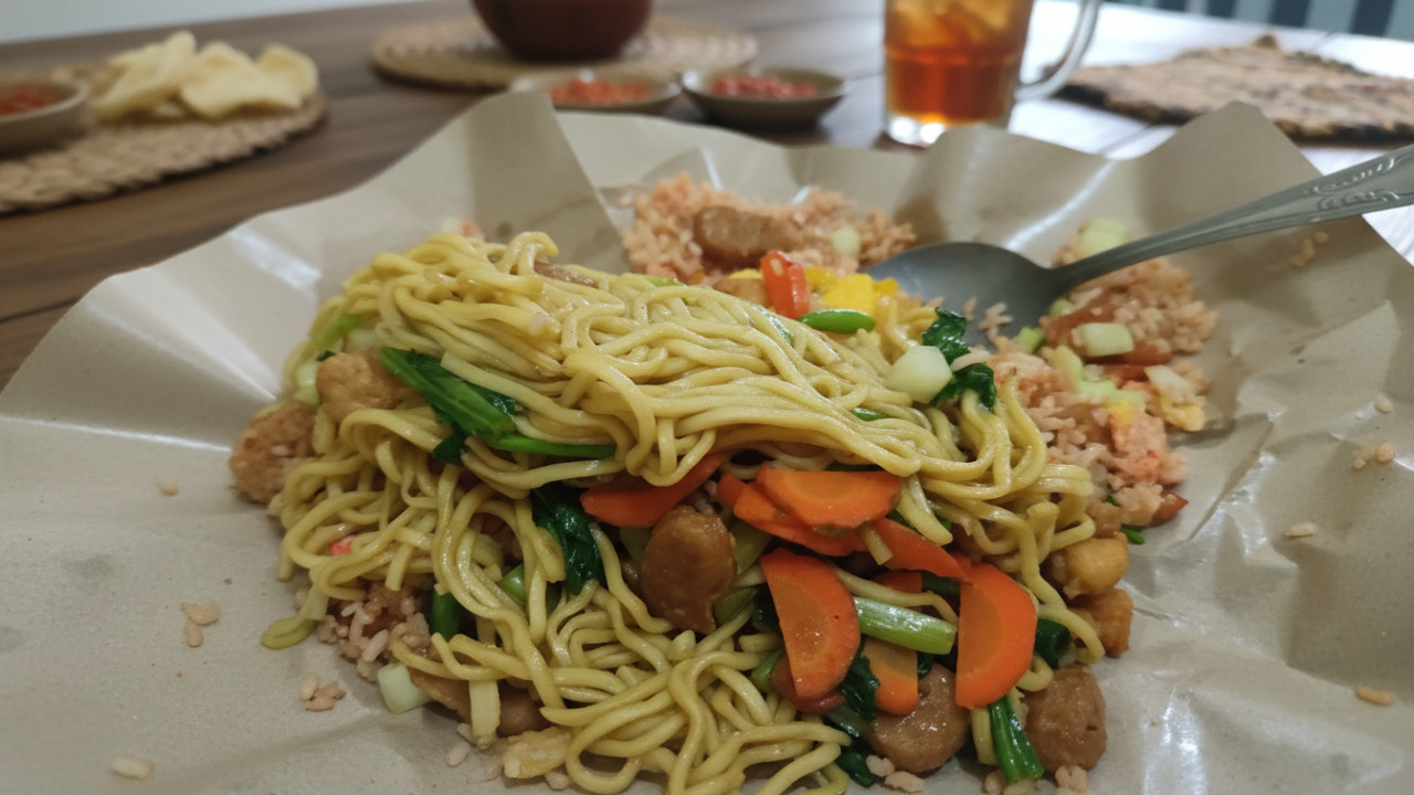 Nasi Goreng Jambul Penajam dengan aroma wajan panas dan visual porsi padat menggugah selera.