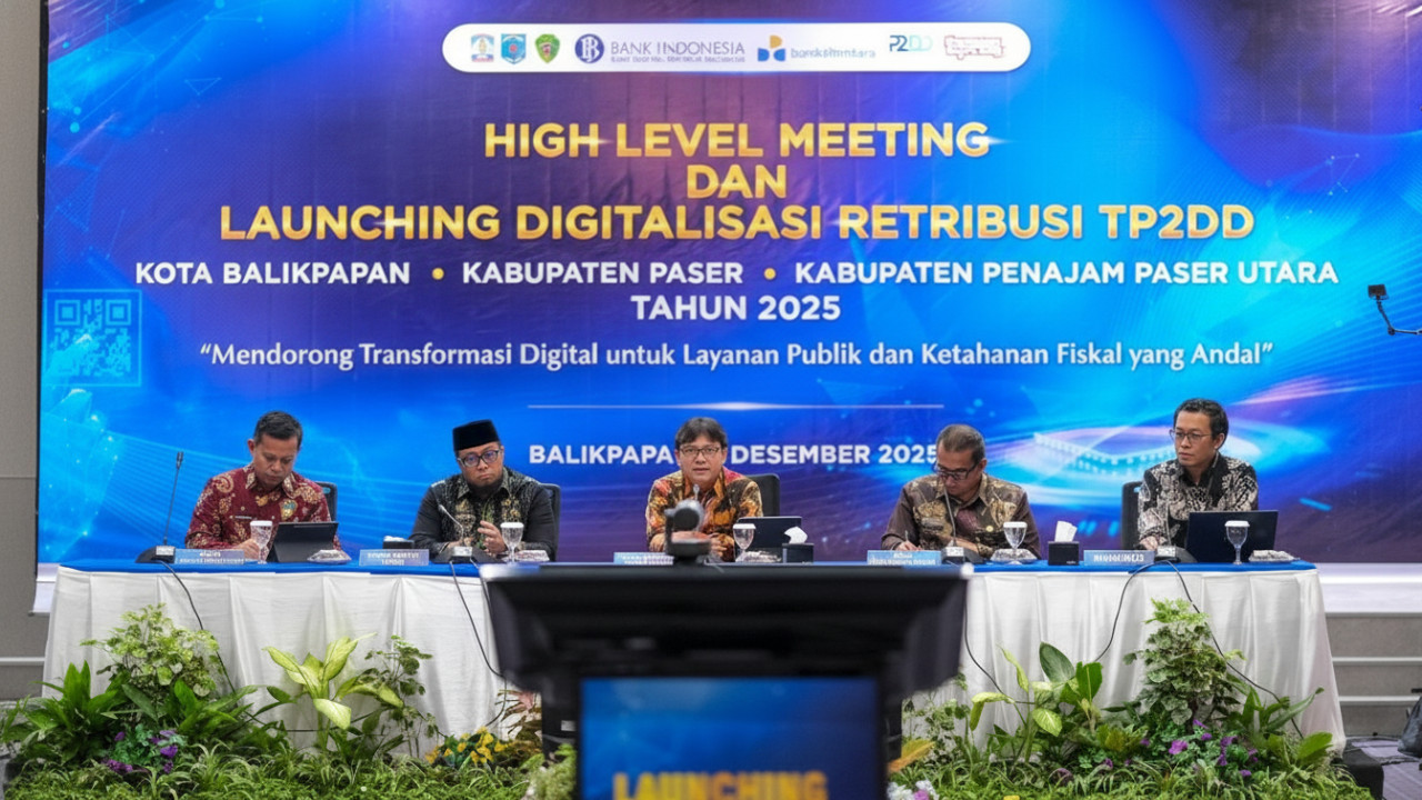 Grafik lonjakan transaksi QRIS Kaltim dengan visual merchant dan masyarakat menggunakan QRIS sebagai hook digital.