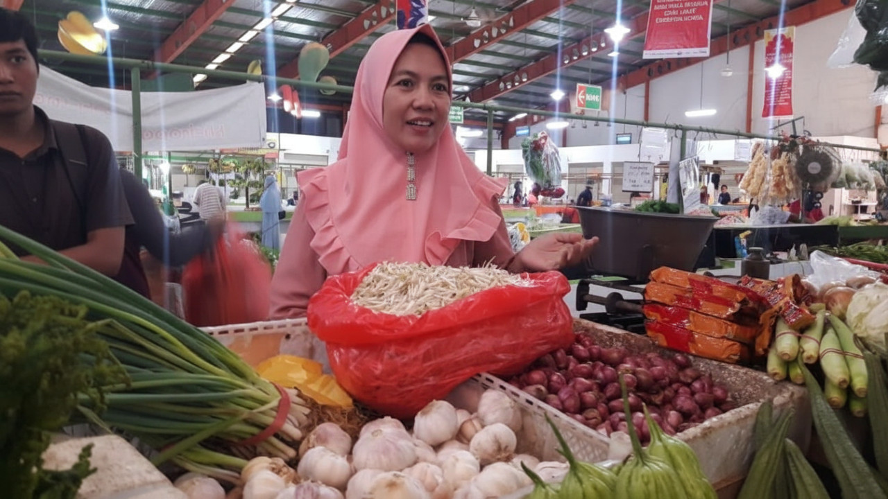 Pedagang Pasar Klandasan sedang melayani pembeli dengan latar komoditas pokok yang tersusun rapi, visual keseharian yang hidup.