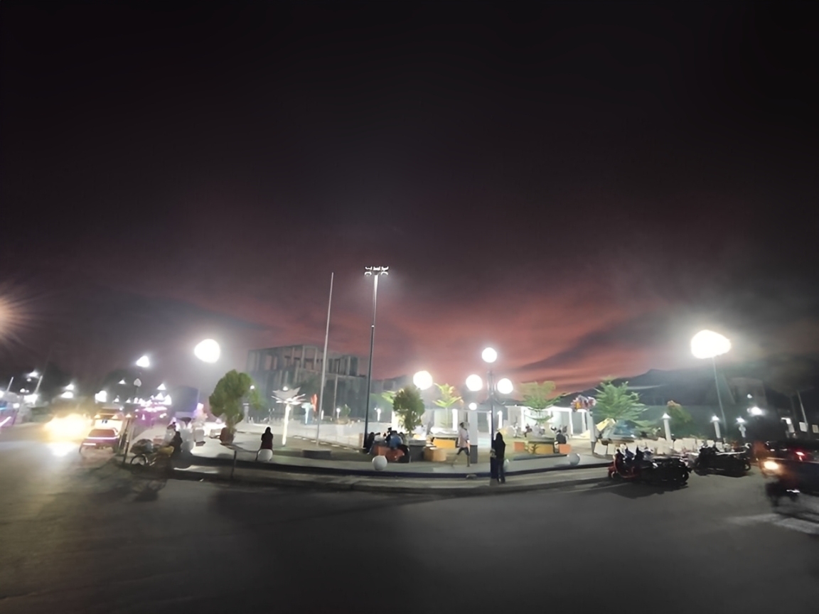 Potret Alun-Alun Kota Pandan, Tapanuli Tengah, yang kembali terang setelah pasokan listrik pulih pascabencana.