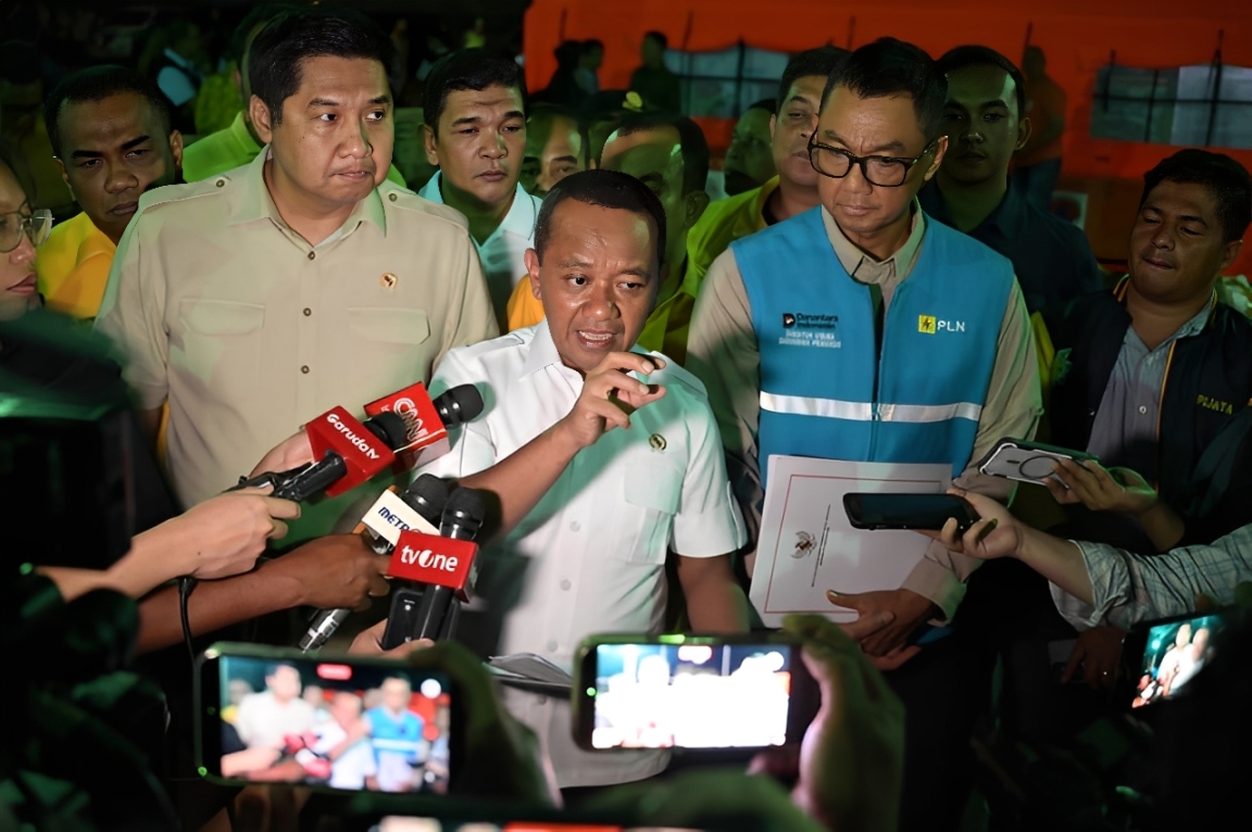 Menteri ESDM Bahlil Lahadalia (tengah), bersama Maruarar Sirait (kiri) dan Dirut PLN Darmawan Prasodjo (kanan), memberi keterangan soal percepatan pemulihan listrik Aceh.