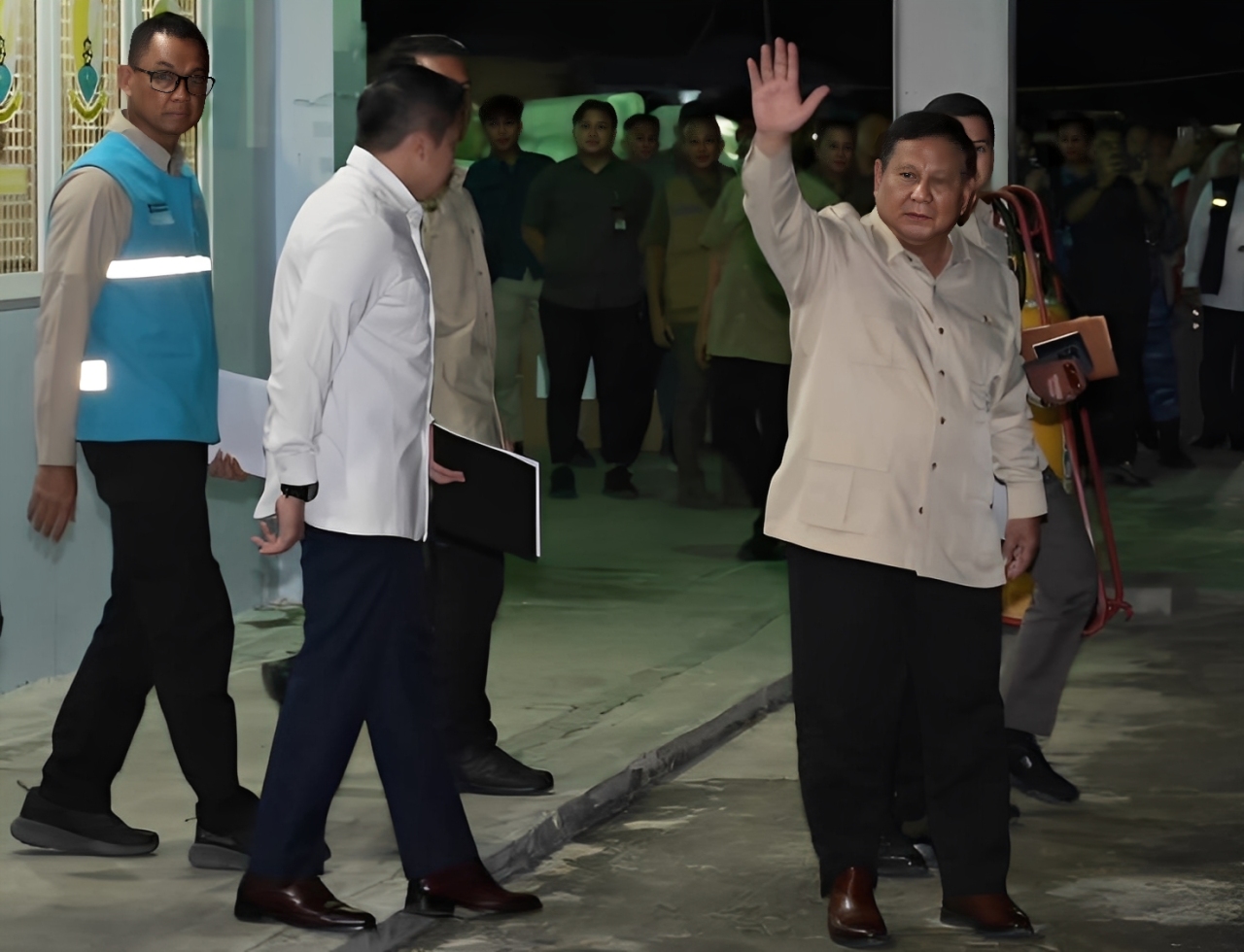 Presiden Prabowo Subianto, Sekretaris Kabinet Teddy Indra Wijaya dan Dirut PLN Darmawan Prasodjo seusai rapat terbatas di Posko Terpadu Bencana Aceh, Aceh Besar, Minggu (7 Desember 2025).